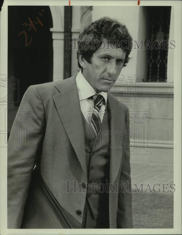 1975 Press Photo Actor Barry Newman - Historic Images