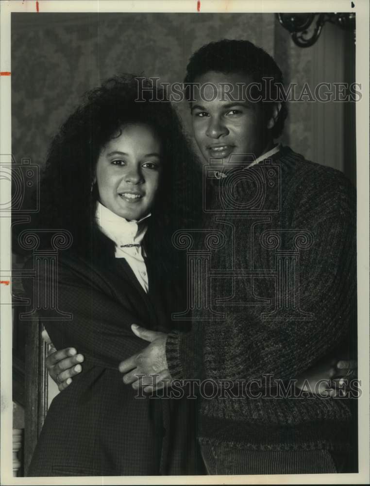 1988 Press Photo Sabrina LeBeauf and Geoffrey Owens in "The Cosby Show" - Historic Images