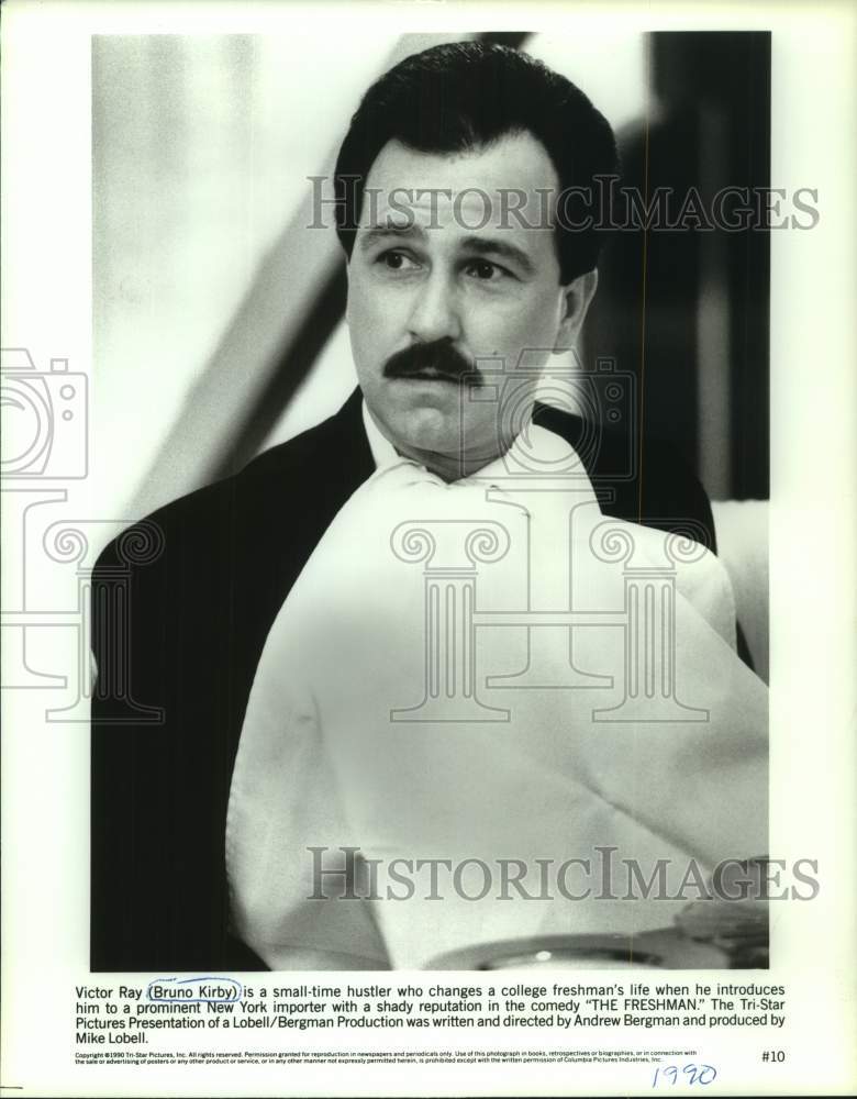 1990 Press Photo Bruno Kirby in &quot;The Freshman&quot; - Historic Images