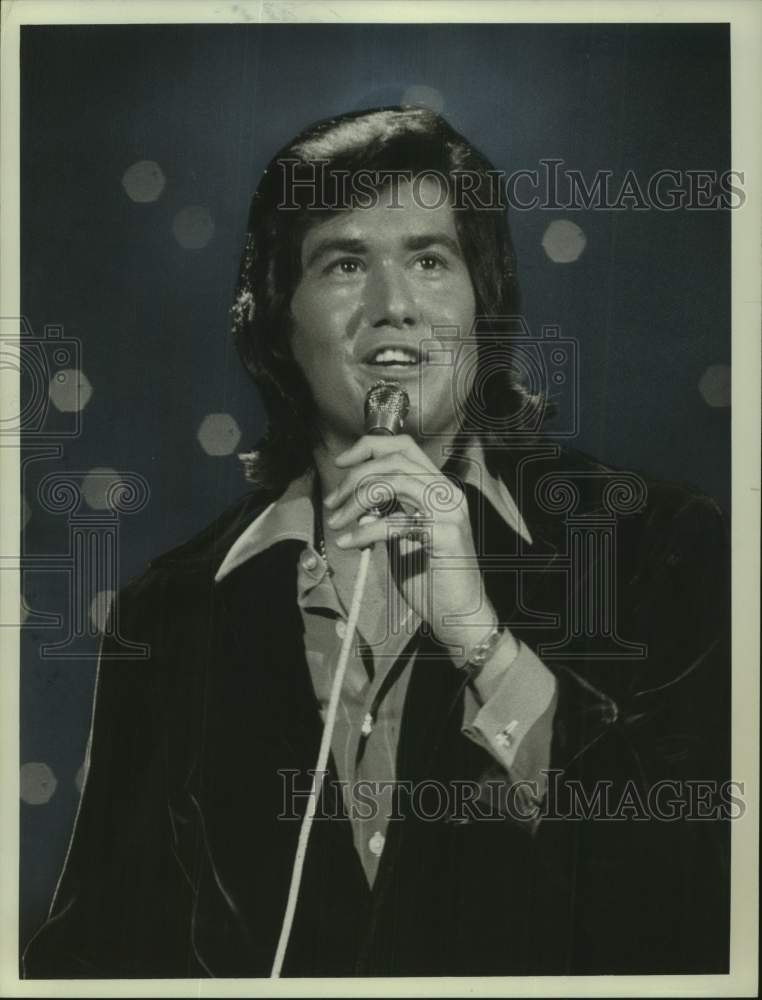 1976 Press Photo Singer Wayne Newton - Historic Images