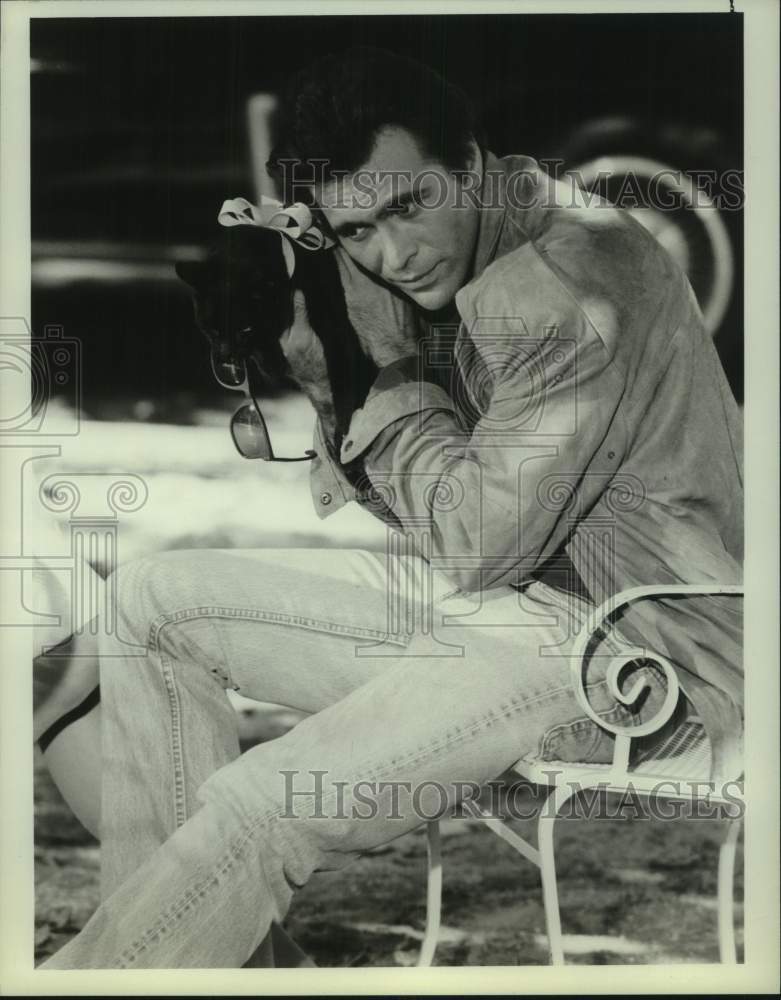 1986 Press Photo Nick Mancuso and Feline Friend Star on &quot;Stingray&quot; on NBC - Historic Images