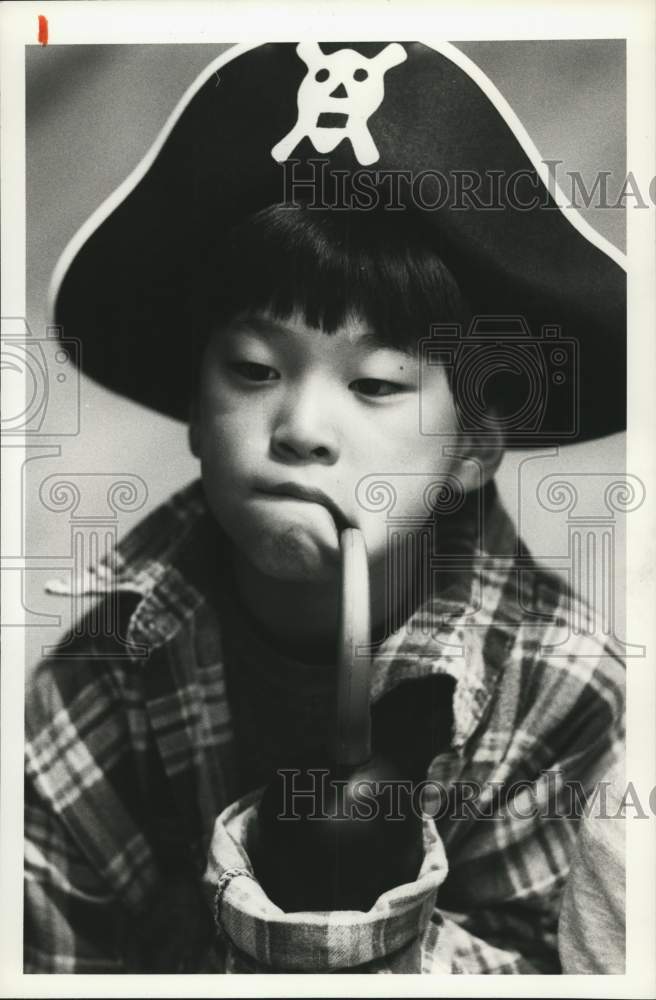 1992 Press Photo Josh Gates of Elm Street School dressed as Captain Hook- Historic Images