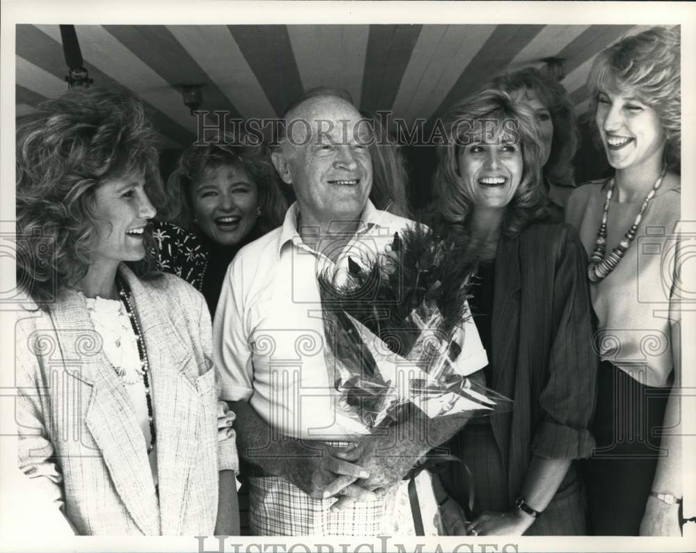 1987 Press Photo Comedian Bob Hope with Women in &quot;NBC Investigates Bob Hope&quot; - Historic Images