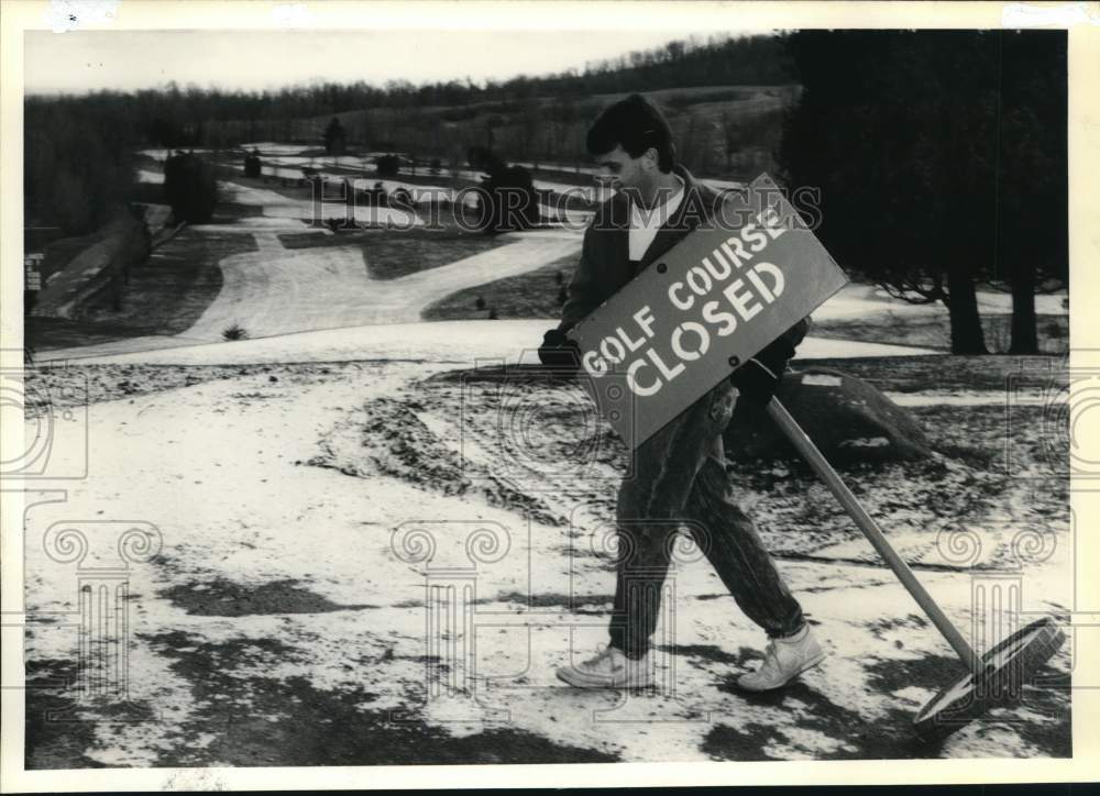 1990 Press Photo Andy Basilone with Golf Course Closed Sign at Green Lakes Park - Historic Images