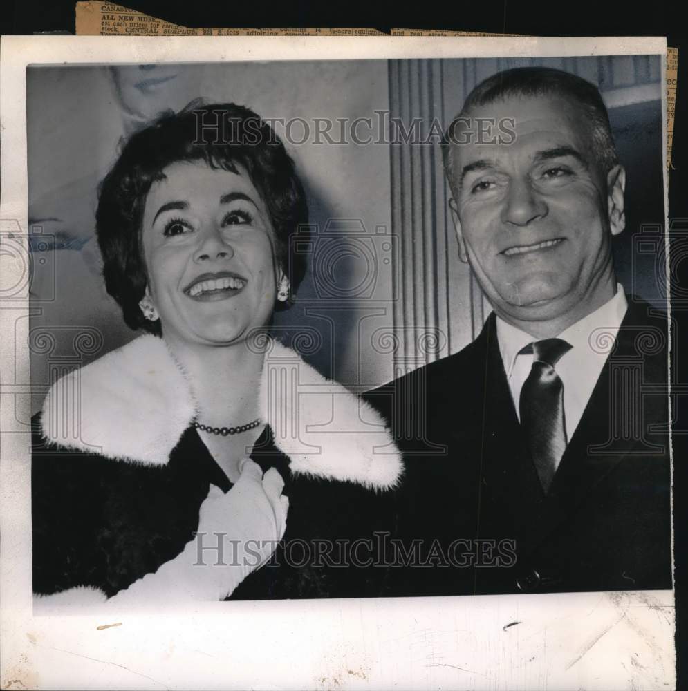 1961 Press Photo Sir Laurence Olivier and British Actress Joan Plowright married - Historic Images