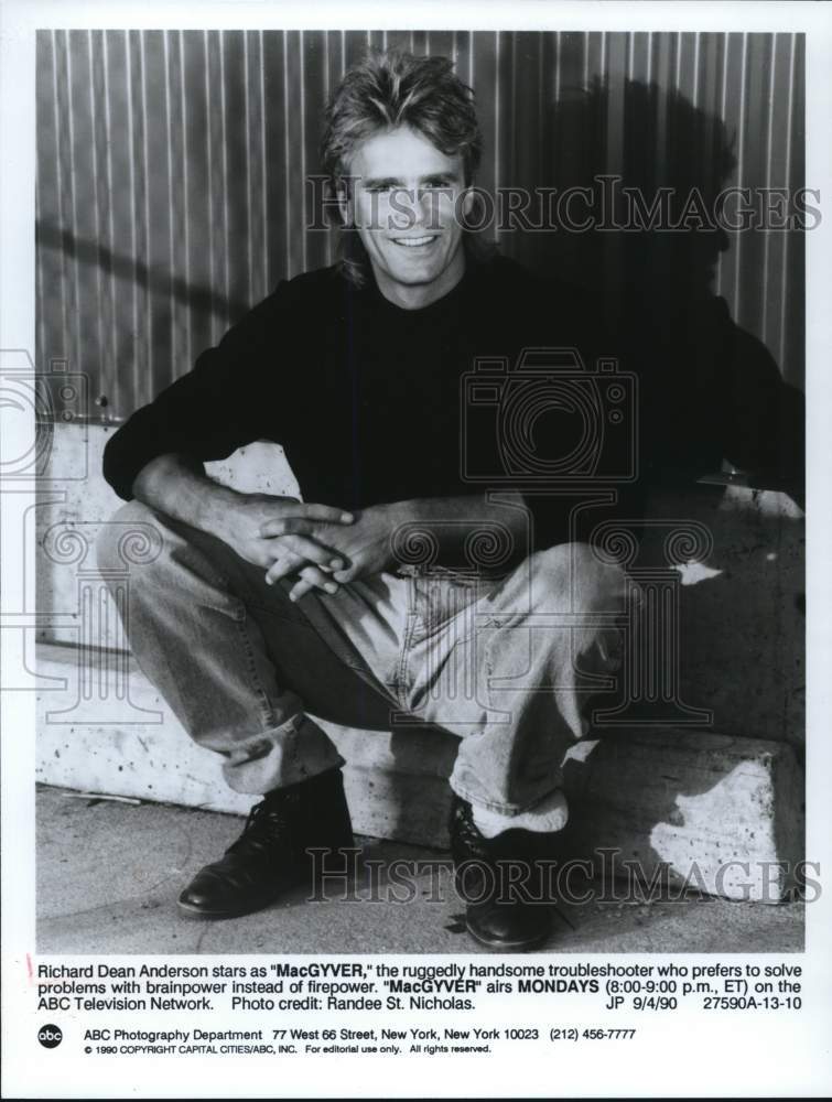 1990 Press Photo Actor Richard Dean Anderson, stars as &quot;MacGyver&quot; on ABC - Historic Images