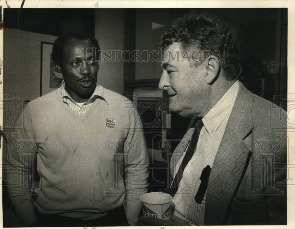 1983 Press Photo Floyd Little with Syracuse University Professor John Mitchell - Historic Images