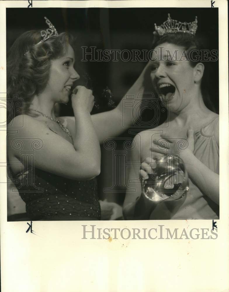 1982 Press Photo Melanie Brunet pins crown on Miss Greater Syracuse Eileen Clark- Historic Images