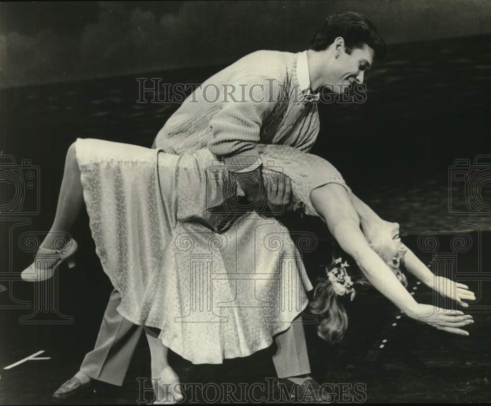 1984 Press Photo Dan O&#39;Grady &amp; Wendy Oliver play lovers in &quot;La Cage aux Folles&quot;- Historic Images