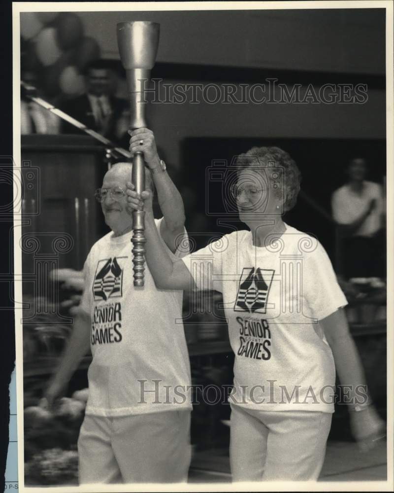 1989 Press Photo John and Jane Dice at Onondaga Community College Senior Games - Historic Images