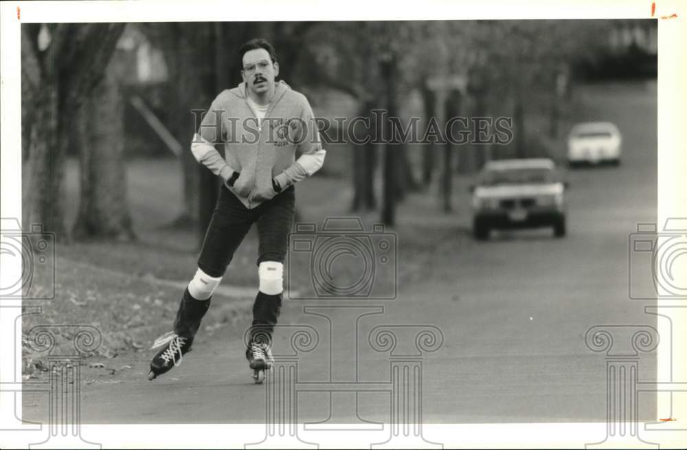 1990 Press Photo In-Line Skater Gyle Clements Rollerblading on Prospect Street- Historic Images