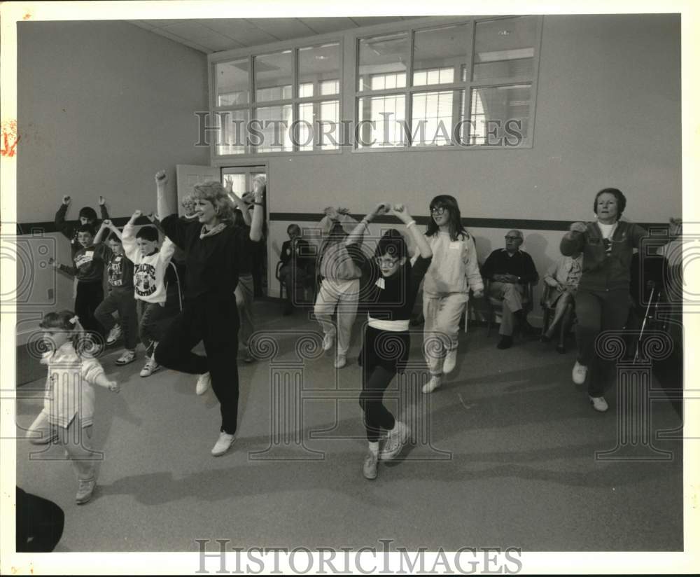 1988 Press Photo Senior Citizen and Grandchildren at Nottingham Exercise Class- Historic Images