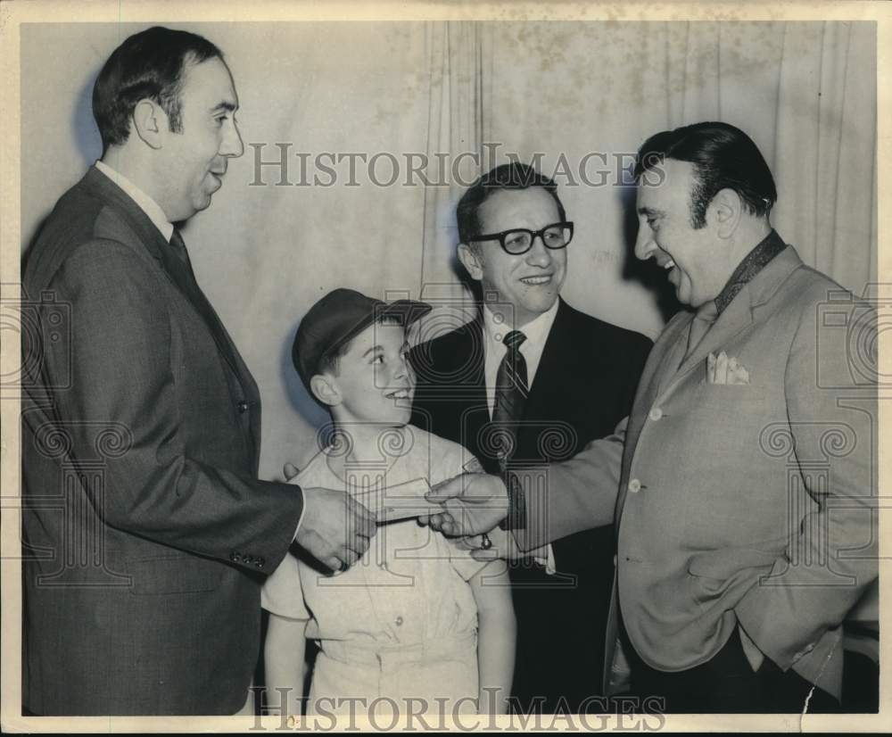 1970 Press Photo Tarky Lombardi at Salem Hyde Little League Sponsorship Event - Historic Images