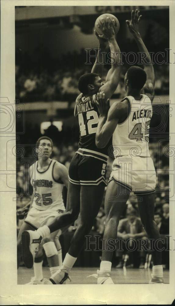 1985 Press Photo Syracuse University basketball player Alexis plays defense - Historic Images