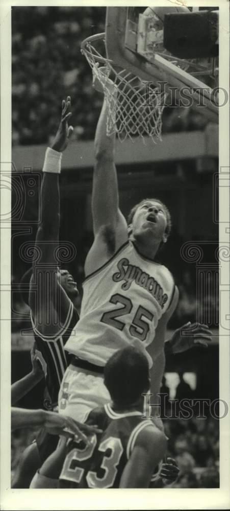 1985 Press Photo Syracuse U basketball player Howard Triche attempts shot - Historic Images