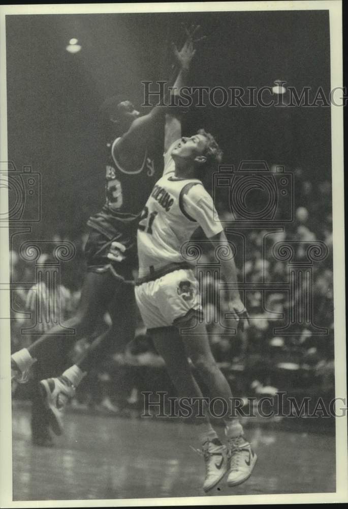 1986 Press Photo Syracuse U basketball players battle for ball in scrimmage- Historic Images