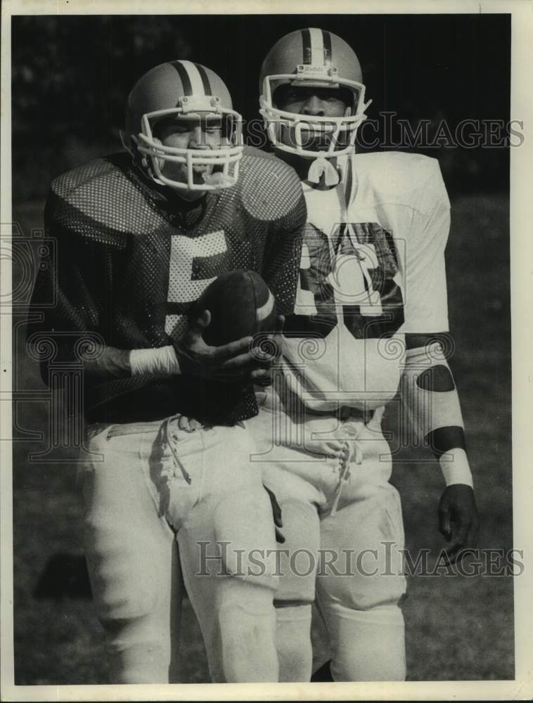 1982 Press Photo Syracuse University football players #5 and #33 in practice - Historic Images