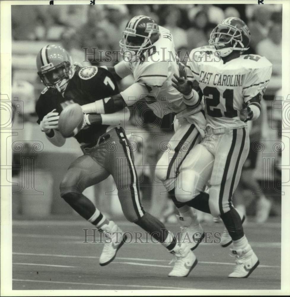 1989 Press Photo Syracuse U football player Rob Carpenter has pass blocked - Historic Images