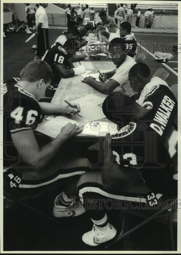 1989 Press Photo Syracuse U football players fill out passport applications- Historic Images