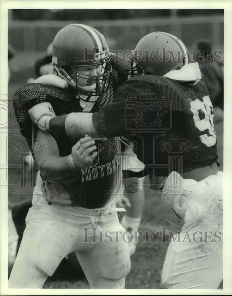 1990 Press Photo Syracuse U football lineman #67 and #98 battle in practice - Historic Images