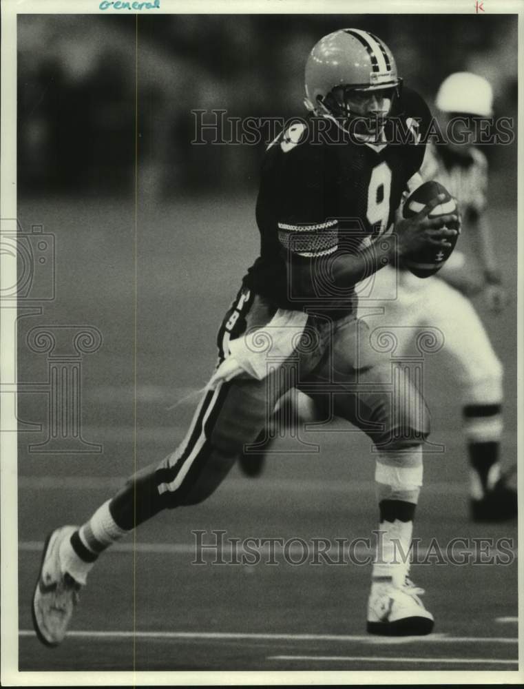 1987 Press Photo Syracuse U football quarterback Don McPherson runs with ball - Historic Images