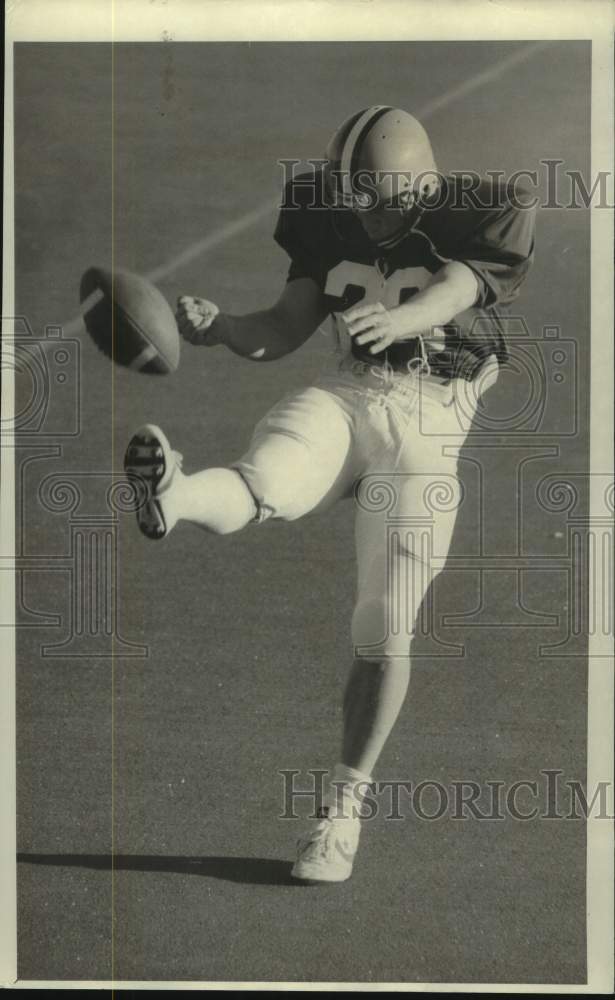 1987 Press Photo Syracuse University football player Cooper Gardiner kicks ball - Historic Images