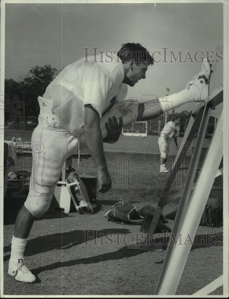 1987 Press Photo Syracuse University football kicker Tim Vesling stretches leg - Historic Images