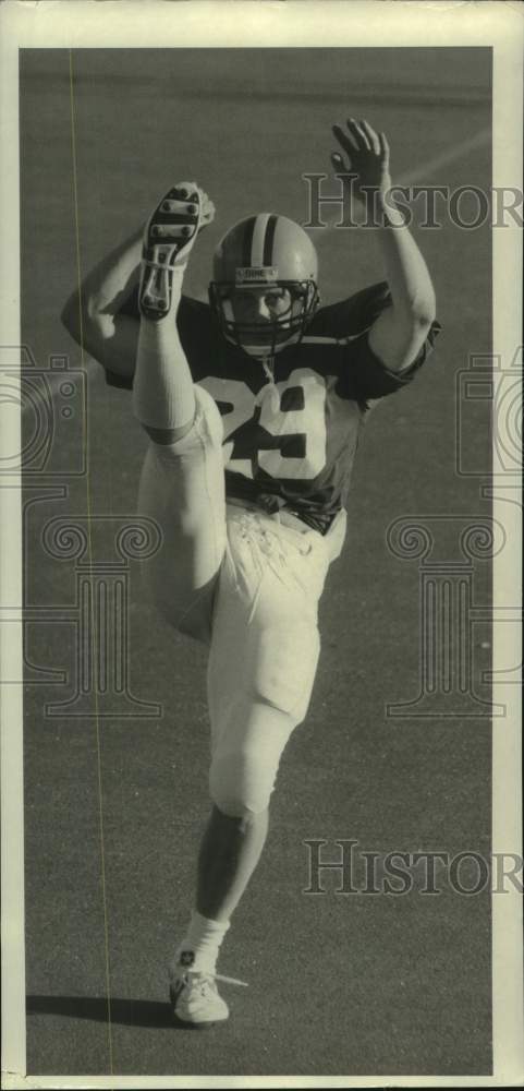 1987 Press Photo Syracuse University football player Cooper Gardiner kicks ball - Historic Images