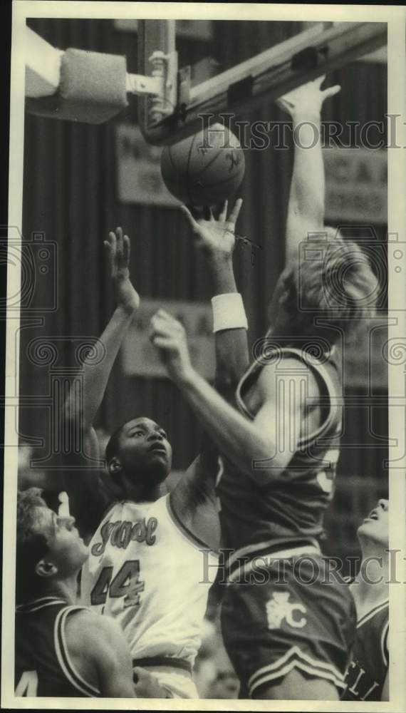 1986 Press Photo Syracuse U basketball player Derrick Coleman shoots in game- Historic Images