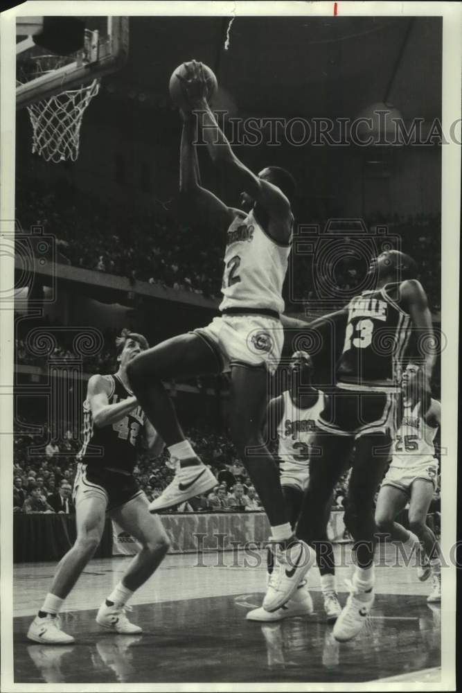 1985 Press Photo Syracuse U basketball player Rafael Addison drives to the hoop- Historic Images
