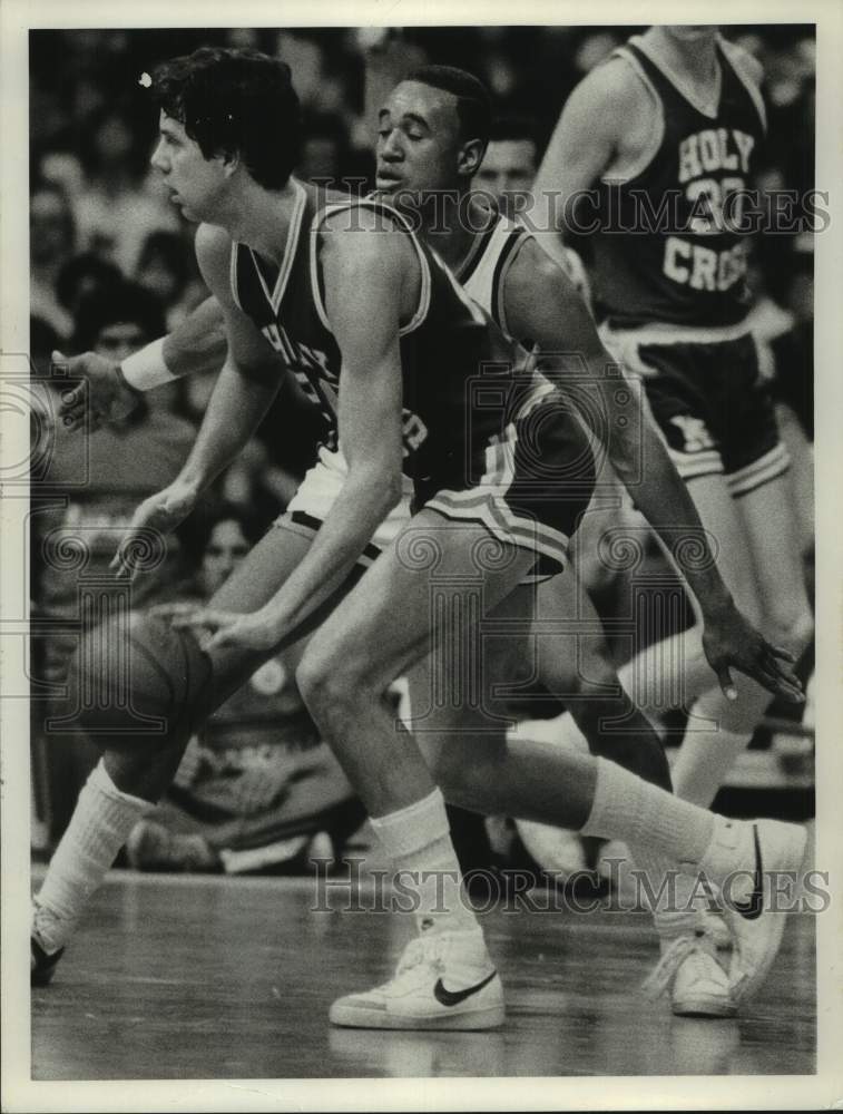 1981 Press Photo Syracuse University basketball player Tony Bruin guards player - Historic Images