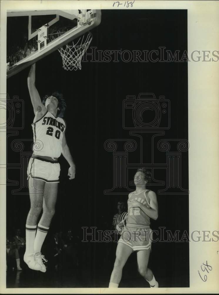 1976 Press Photo Syracuse University basketball player Ross Kindel attempts shot - Historic Images