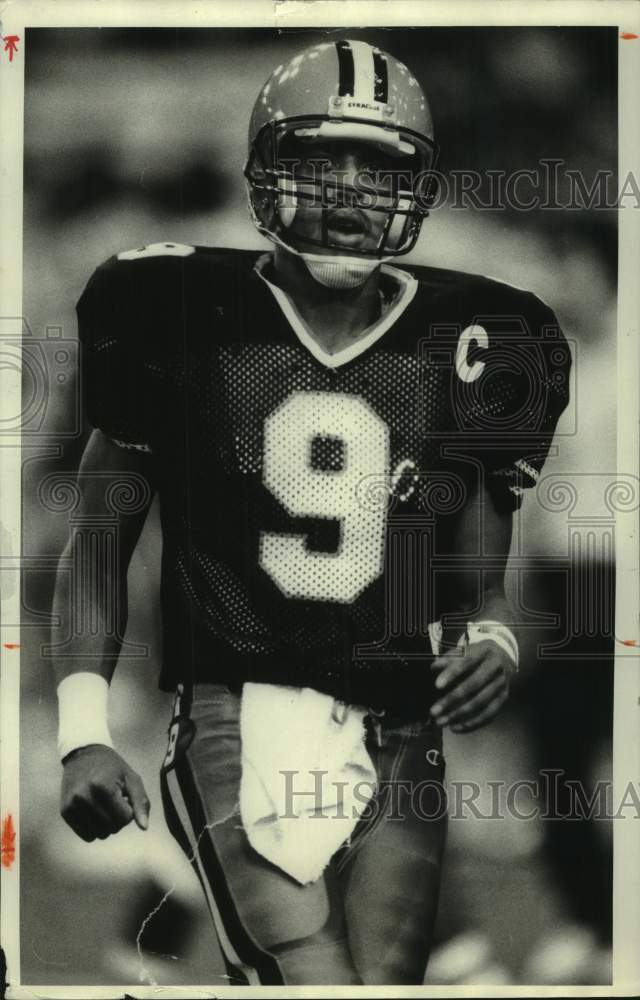 1990 Press Photo Syracuse University football quarterback Don McPherson warms up - Historic Images