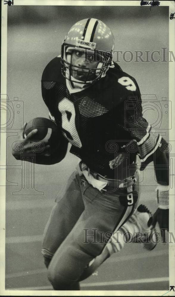 1985 Press Photo Syracuse U football quarterback Don McPherson runs in game- Historic Images