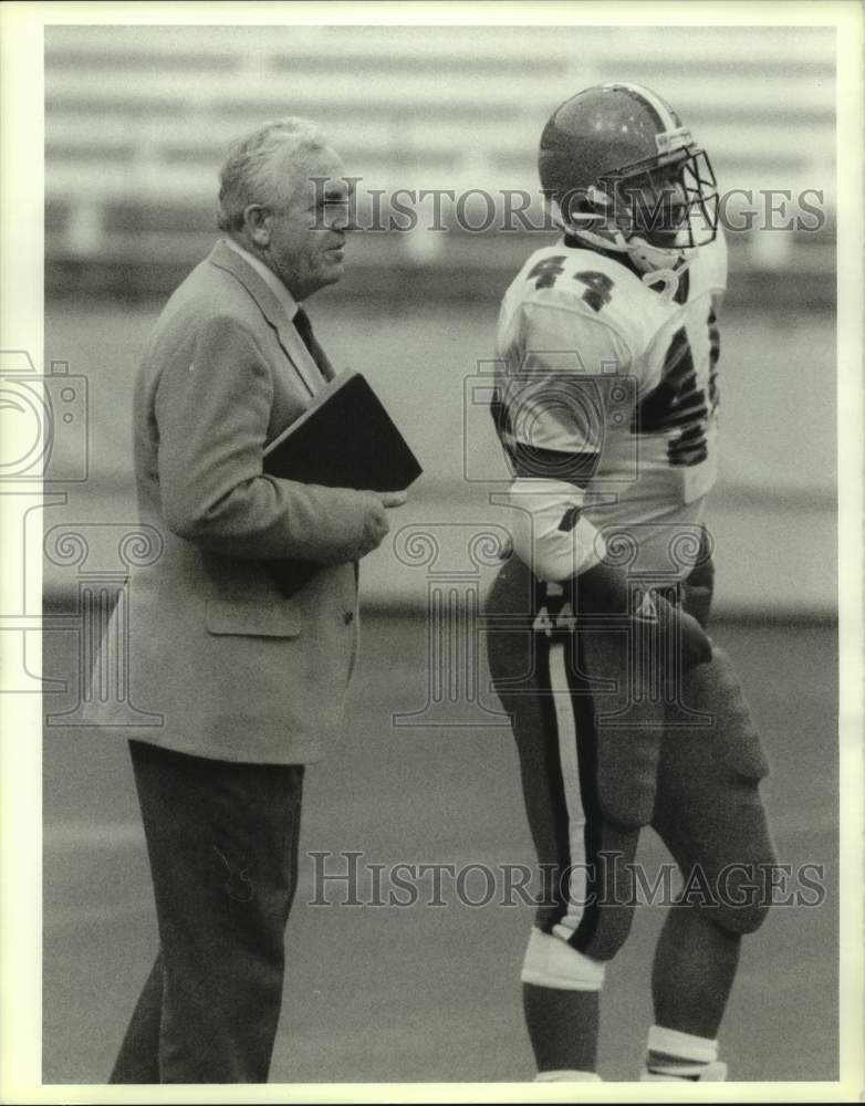 1989 Press Photo Syracuse U football running back Michael Owens talks to coach- Historic Images