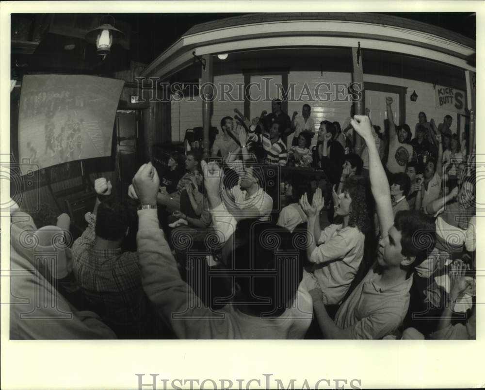 1987 Press Photo Syracuse U basketball fans cheer team on TV at Mrs O'Leary's- Historic Images