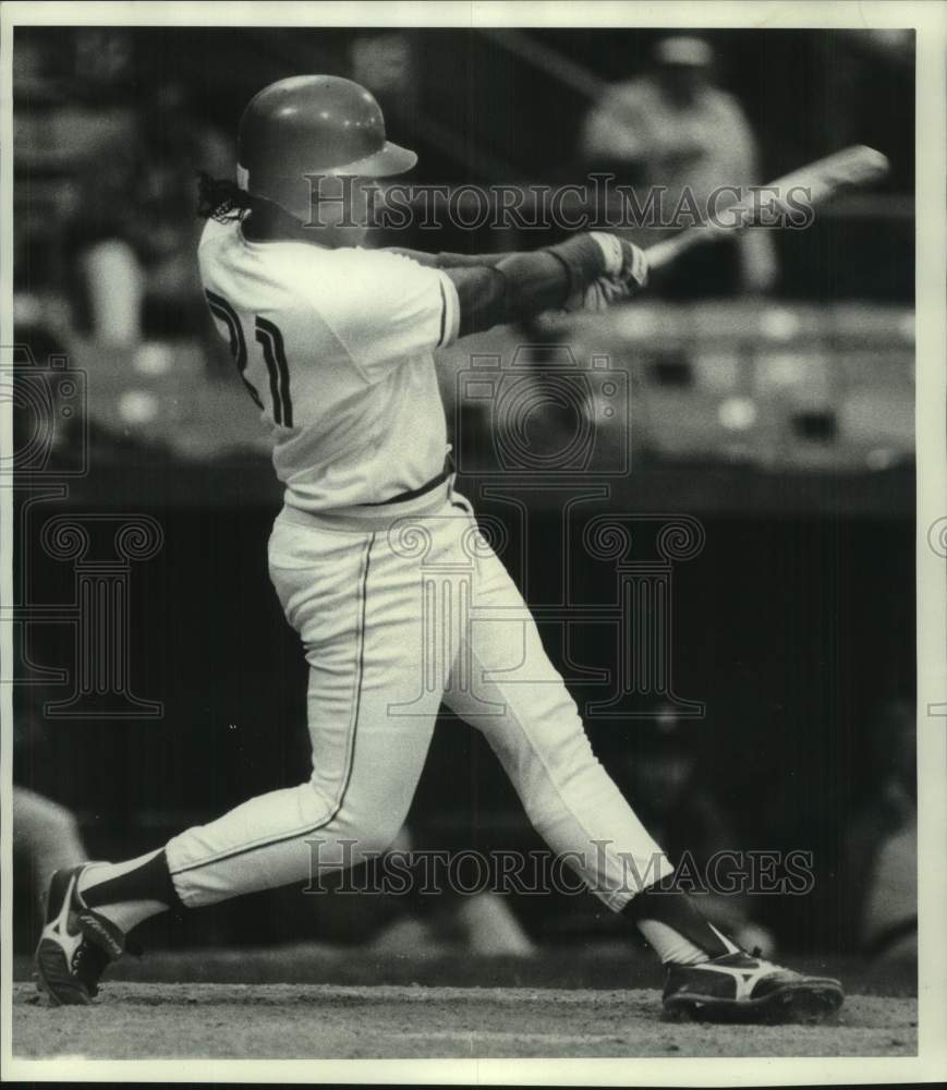 1988 Press Photo Chiefs&#39; Geronimo Berroa hitting a home run, New York- Historic Images