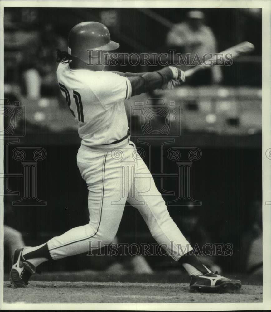 1988 Press Photo Chiefs' Geronimo Berroa hitting a home run, New York- Historic Images