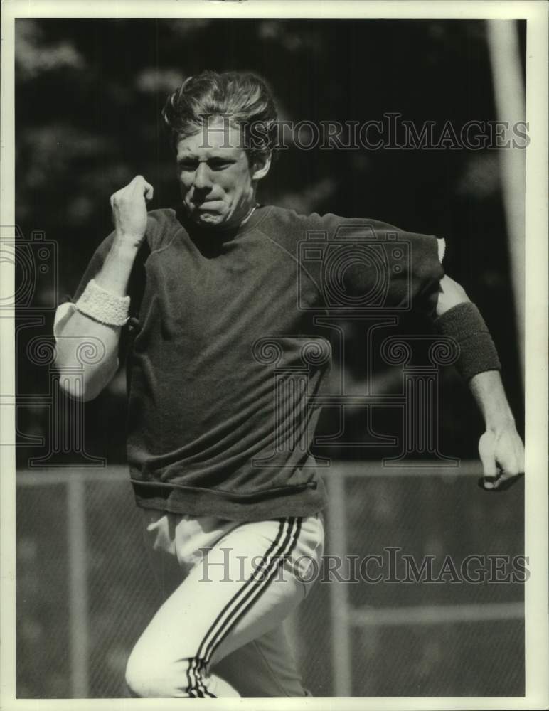 1984 Press Photo Bill Milbyer of Liverpool running 60 yard dash, New York - Historic Images