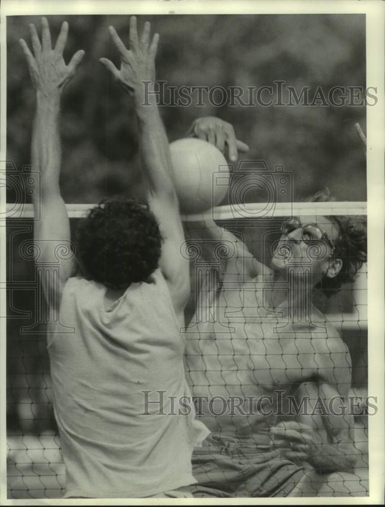 1985 Press Photo Kip Yaegar goes for a spike in the volleyball tourney at Oneida - Historic Images