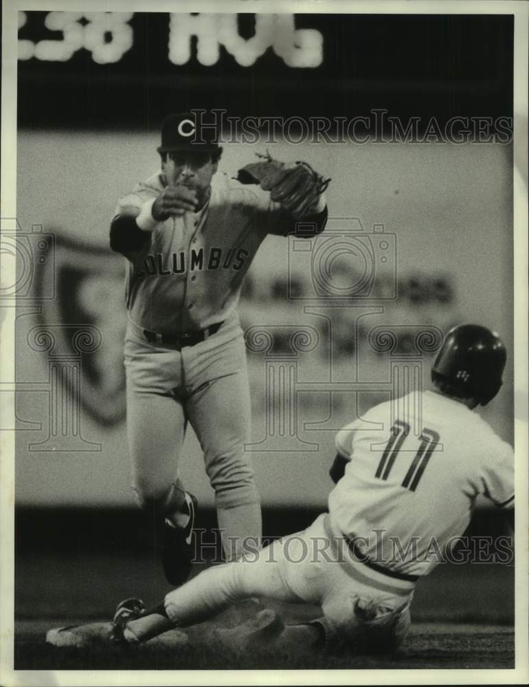 1985 Press Photo Syracuse Chiefs baseball player Kelly Gruber #11 out at 2nd - Historic Images