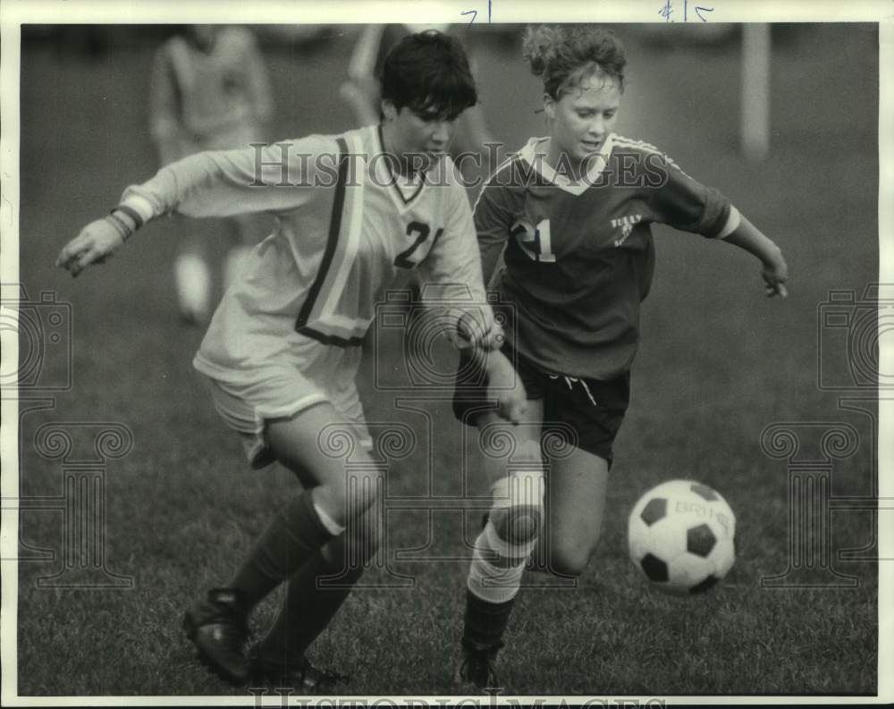 1986 Press Photo Tully vs Lafayette girls soccer, New York - sys05166 - Historic Images