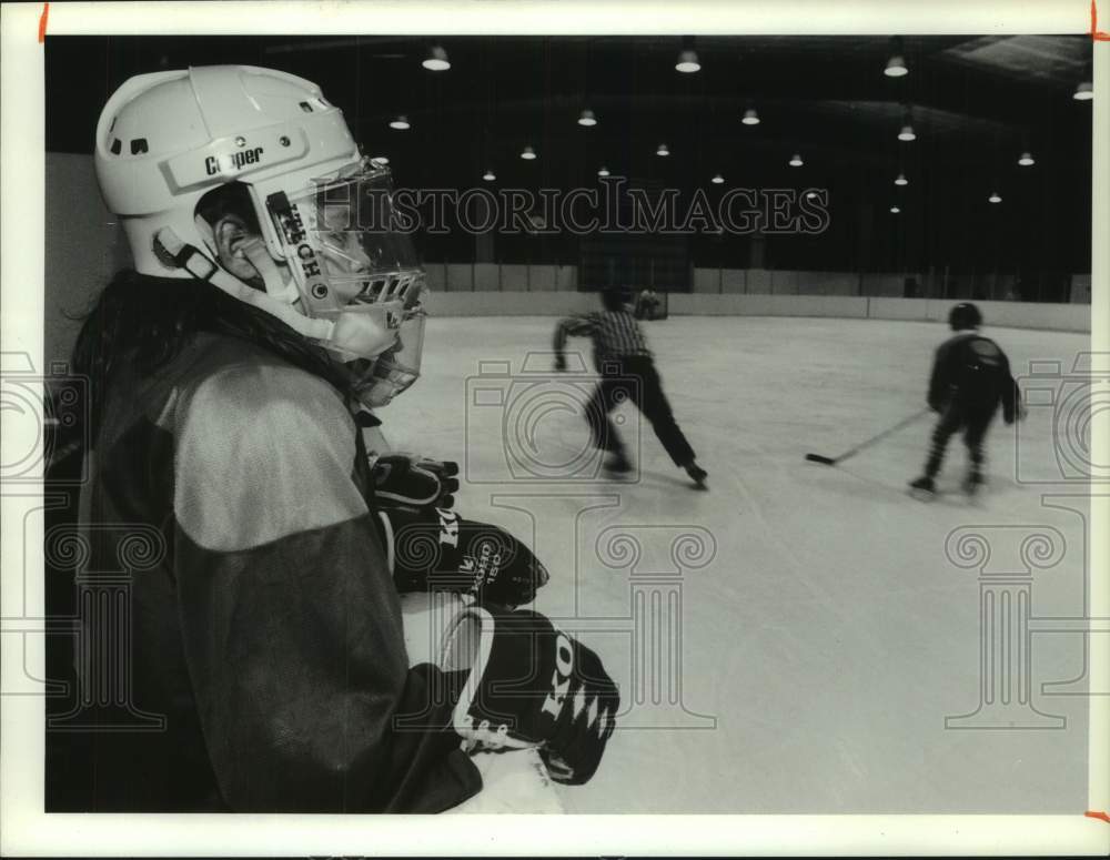 1989 Press Photo Pee Wee hockey player Colleen Coogan takes break in game - Historic Images