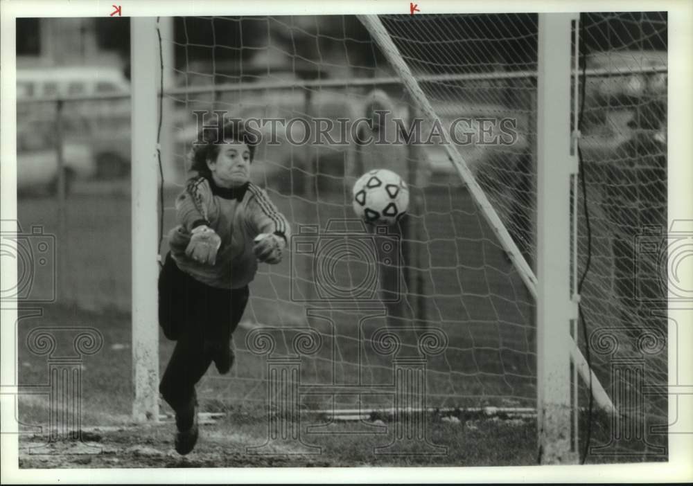 1990 Press Photo Beth Howland, Ithaca College soccer goalie, New York- Historic Images