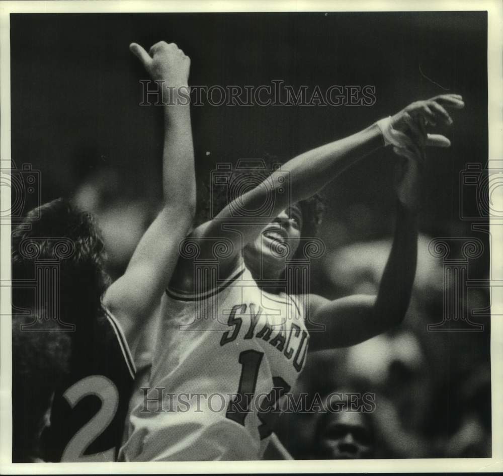 1987 Press Photo Syracuse basketball player Danene Hopson collides with player - Historic Images