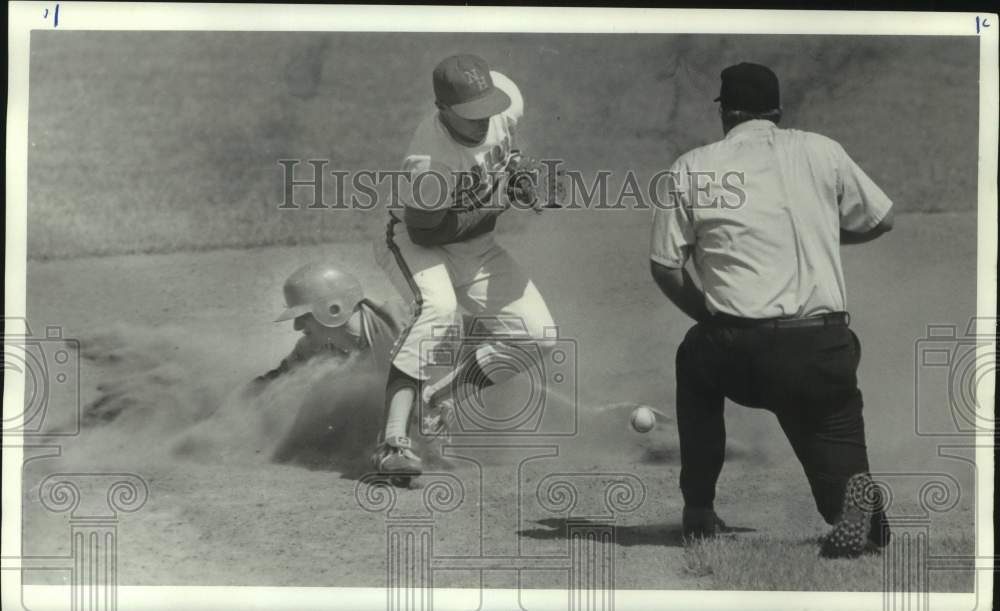 1987 Press Photo LeMoyne College baseball player Chris Zimmerman slides into 2nd - Historic Images