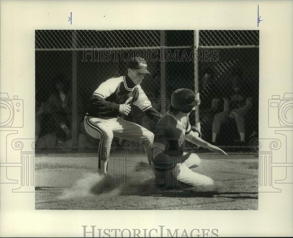 1989 Press Photo Corcoran pitcher tags opponent in first inning, New York - Historic Images