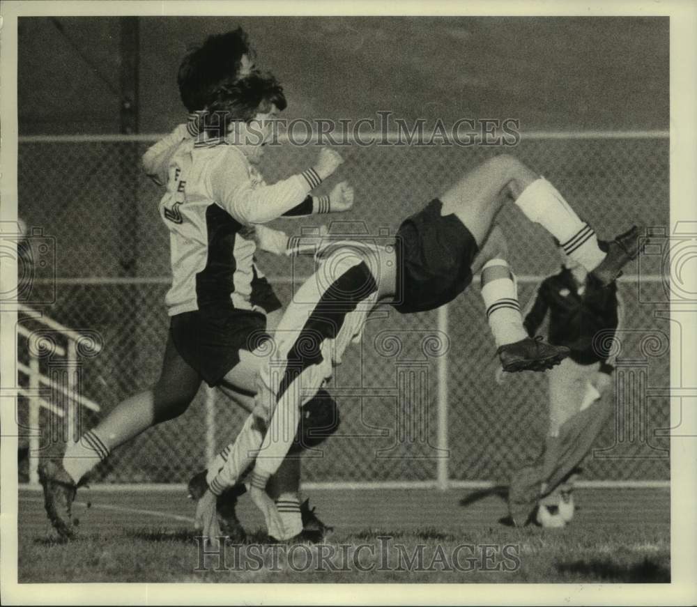 1984 Press Photo Henninger High School Soccer Team Celebrates After Win - Historic Images