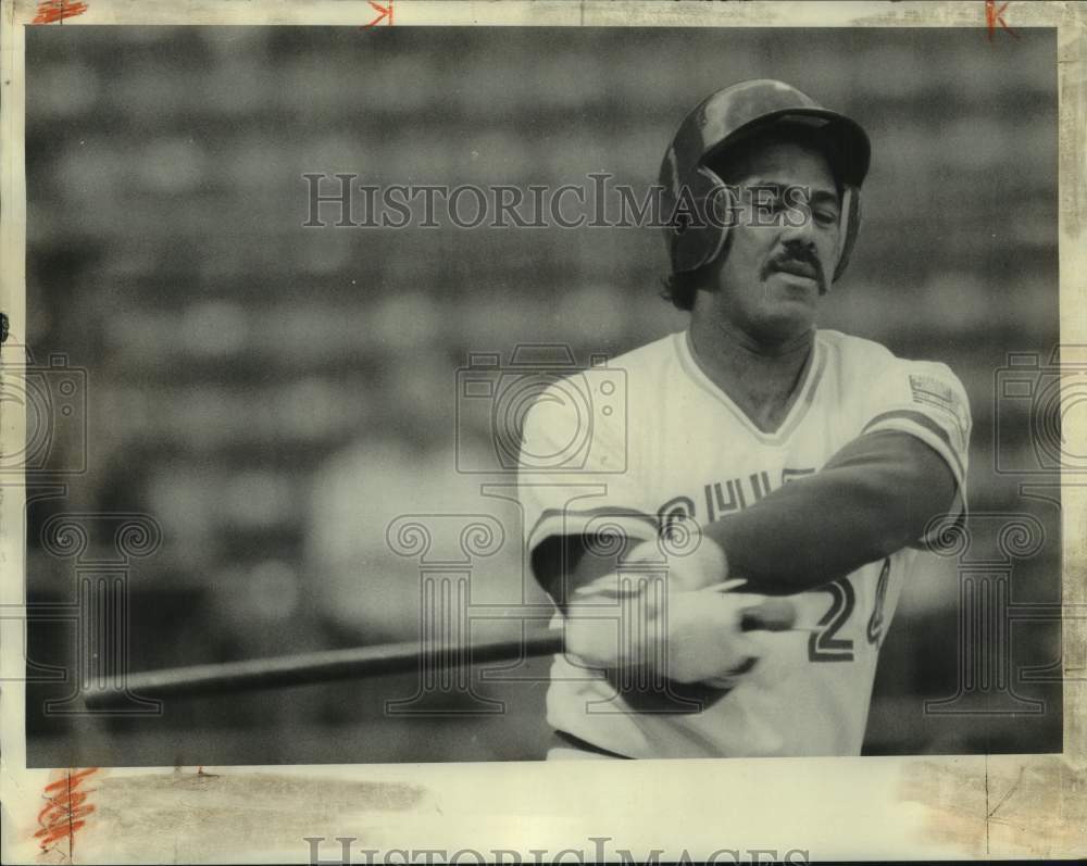 1985 Press Photo Syracuse Chiefs Baseball Player Willie Aikens Warms Up- Historic Images