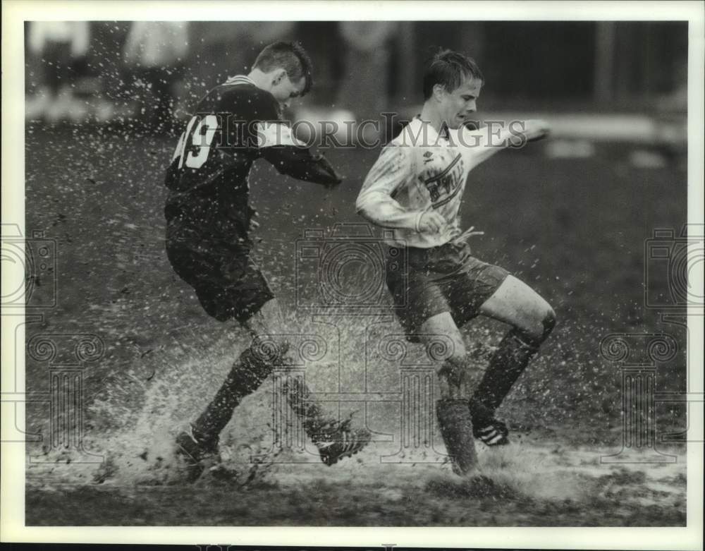 1990 Press Photo Oswego & Baldwinsville High School Play Soccer in Rain & Mud - Historic Images